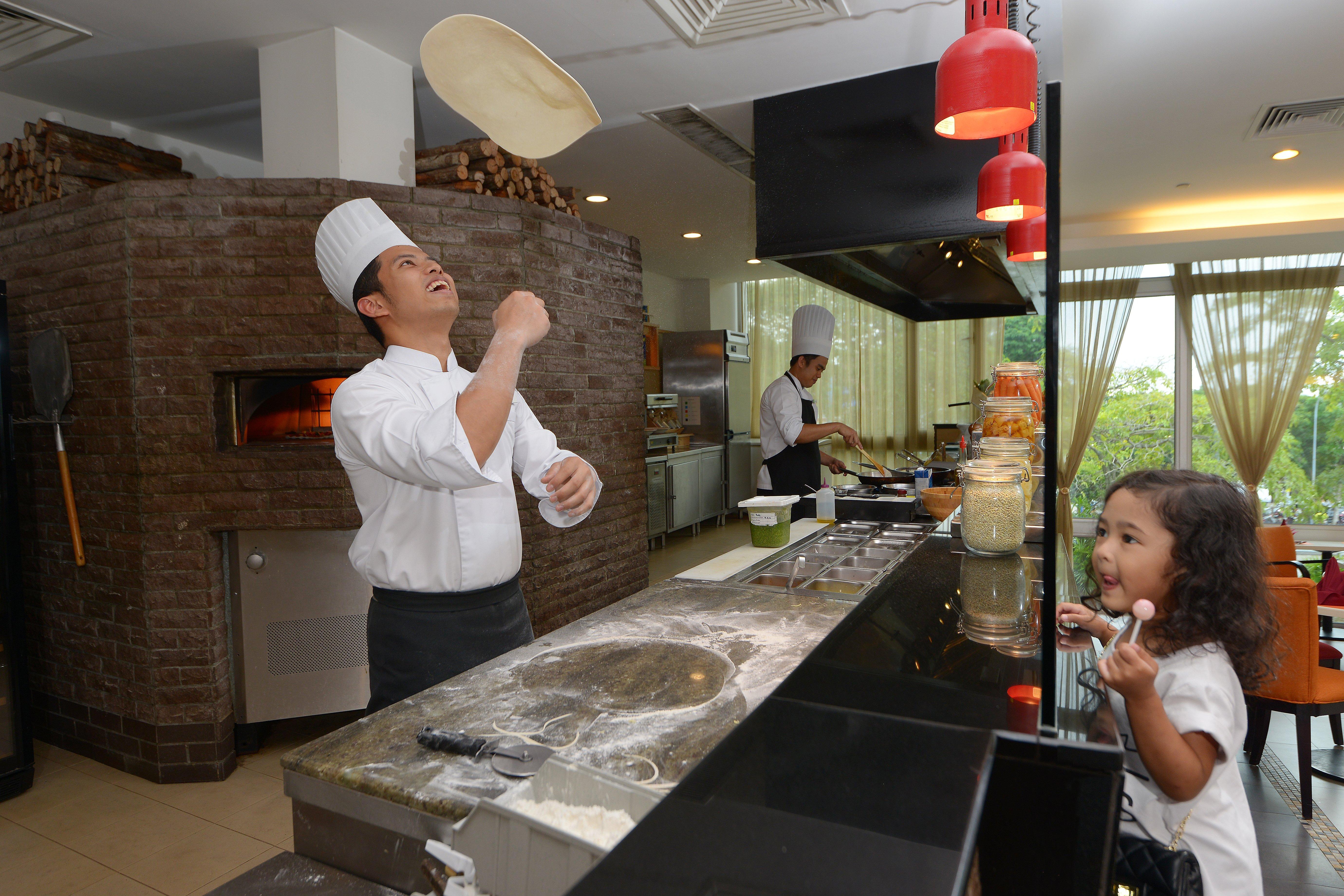Holiday Inn Melaka By Ihg Zewnętrze zdjęcie Chef throwing pizza dough