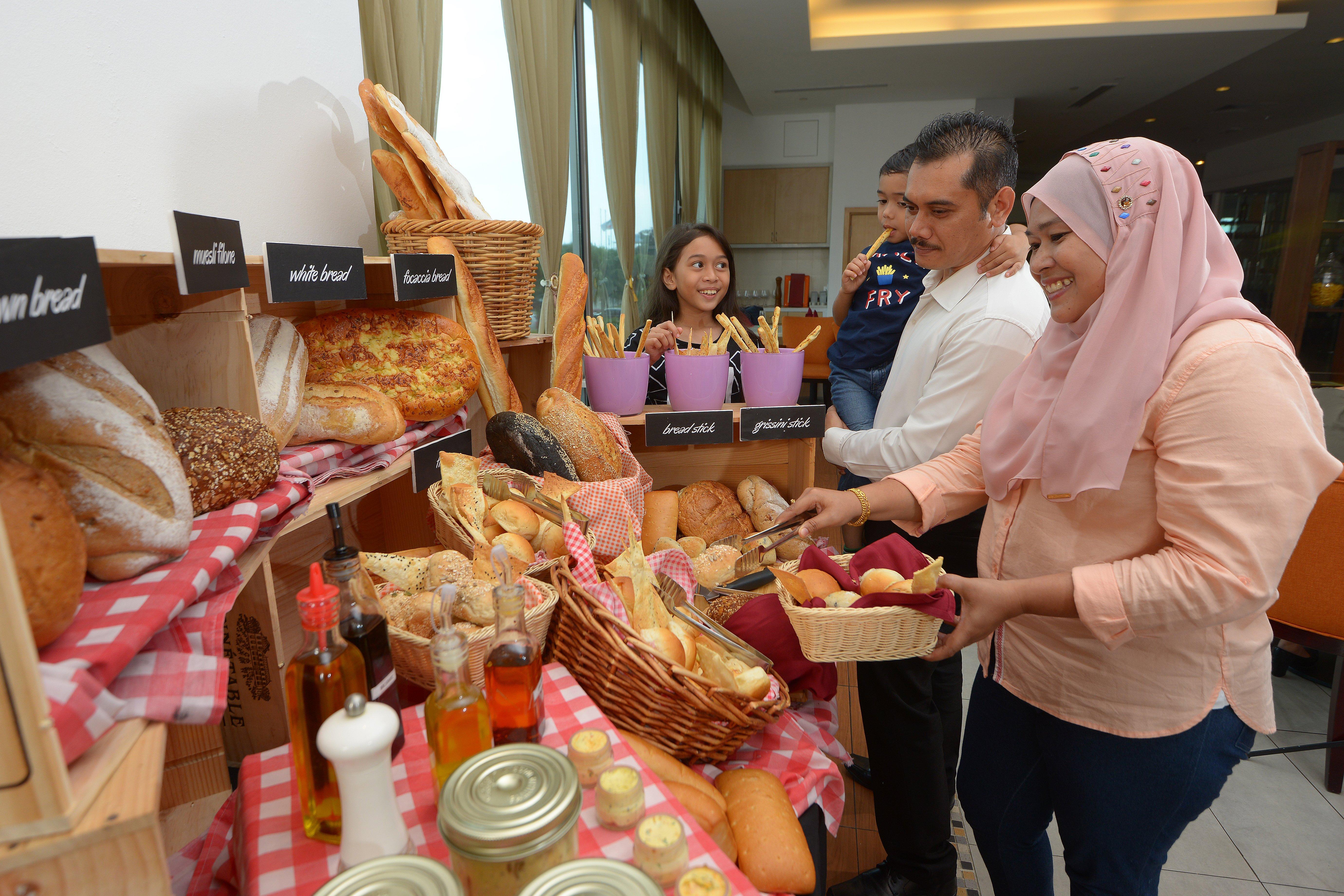 Holiday Inn Melaka By Ihg Zewnętrze zdjęcie A bread station at a buffet