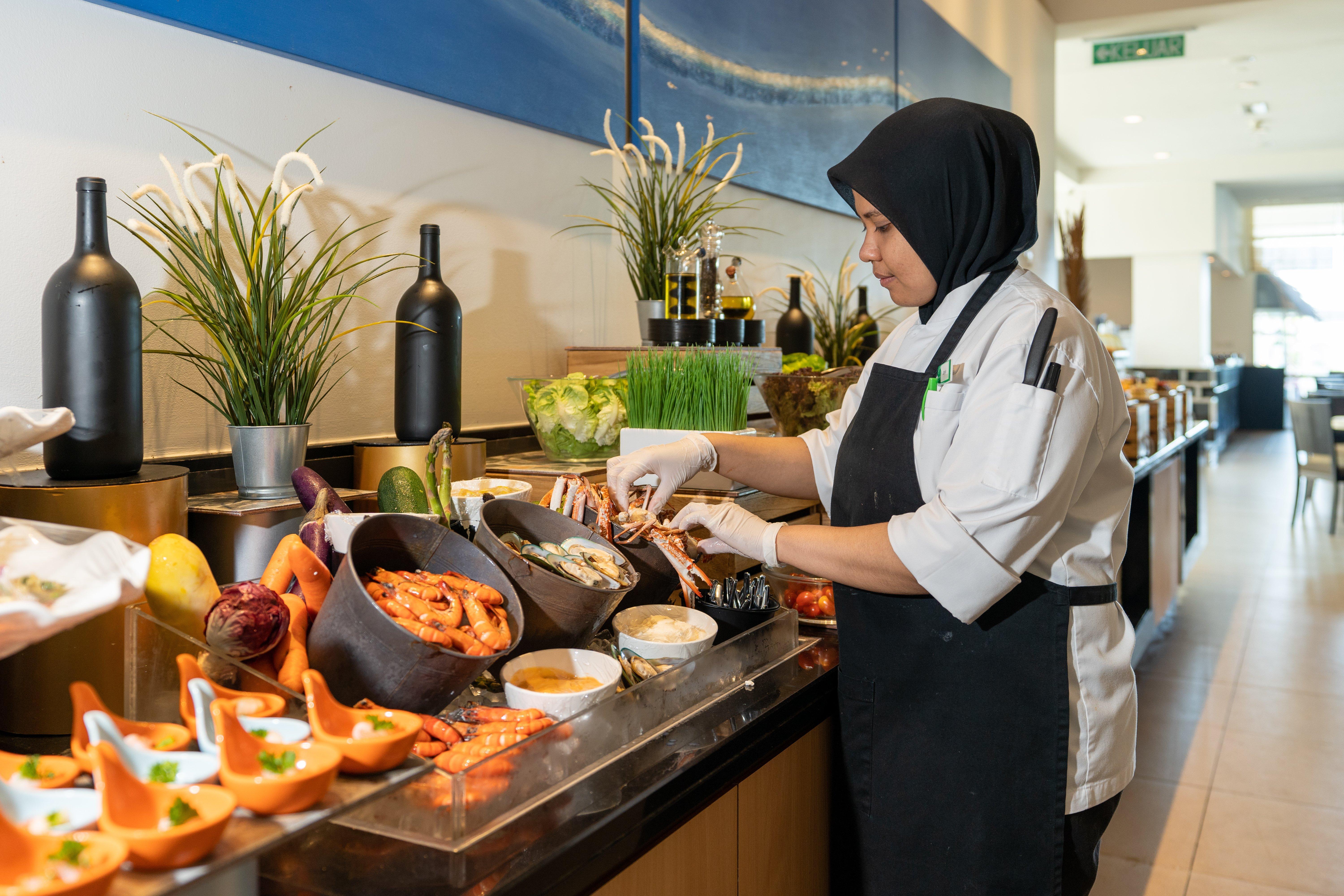 Holiday Inn Melaka By Ihg Zewnętrze zdjęcie A female chef working at the airport