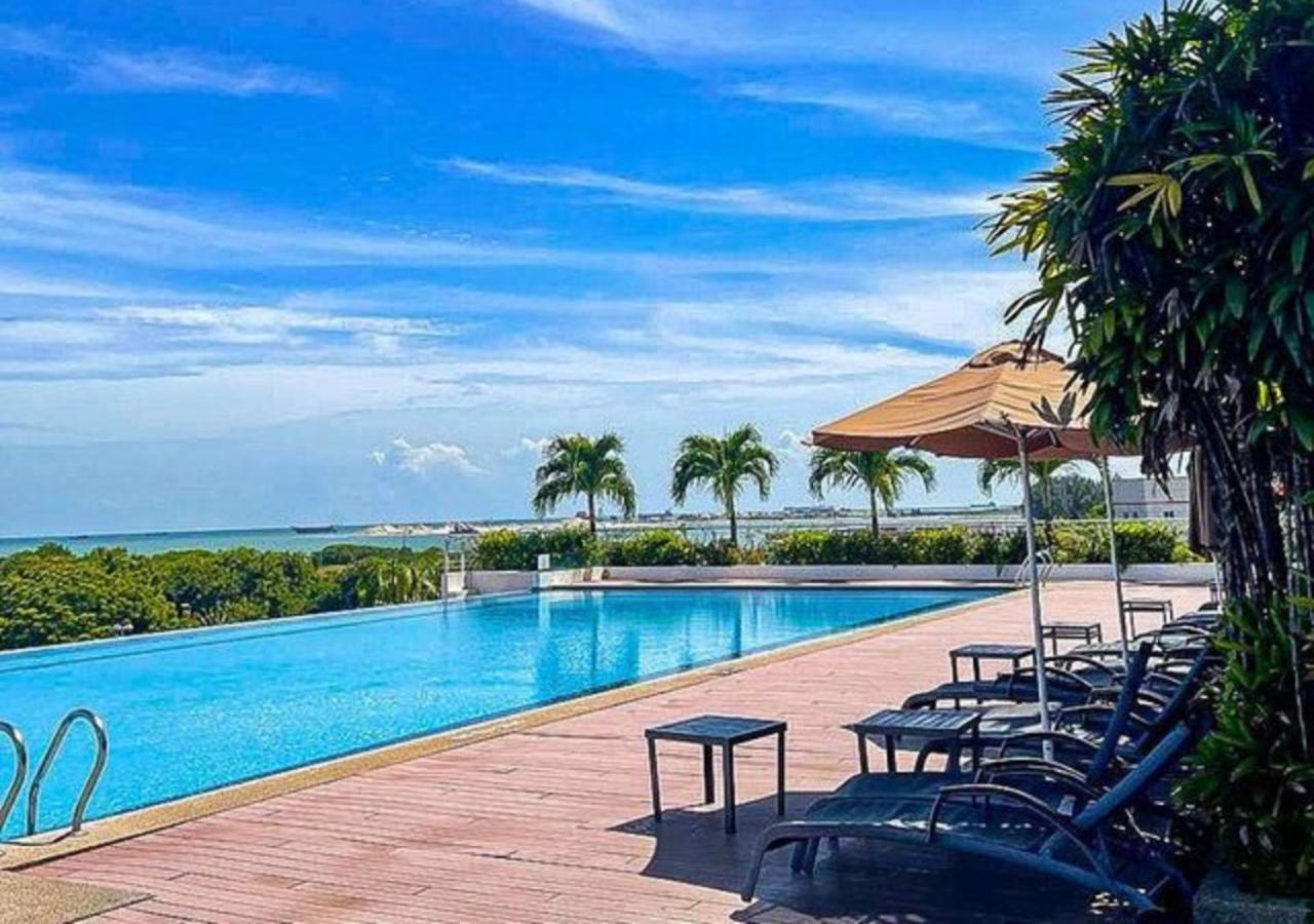 Holiday Inn Melaka By Ihg Zewnętrze zdjęcie Infinity pool at the 10th floor of the hotel
