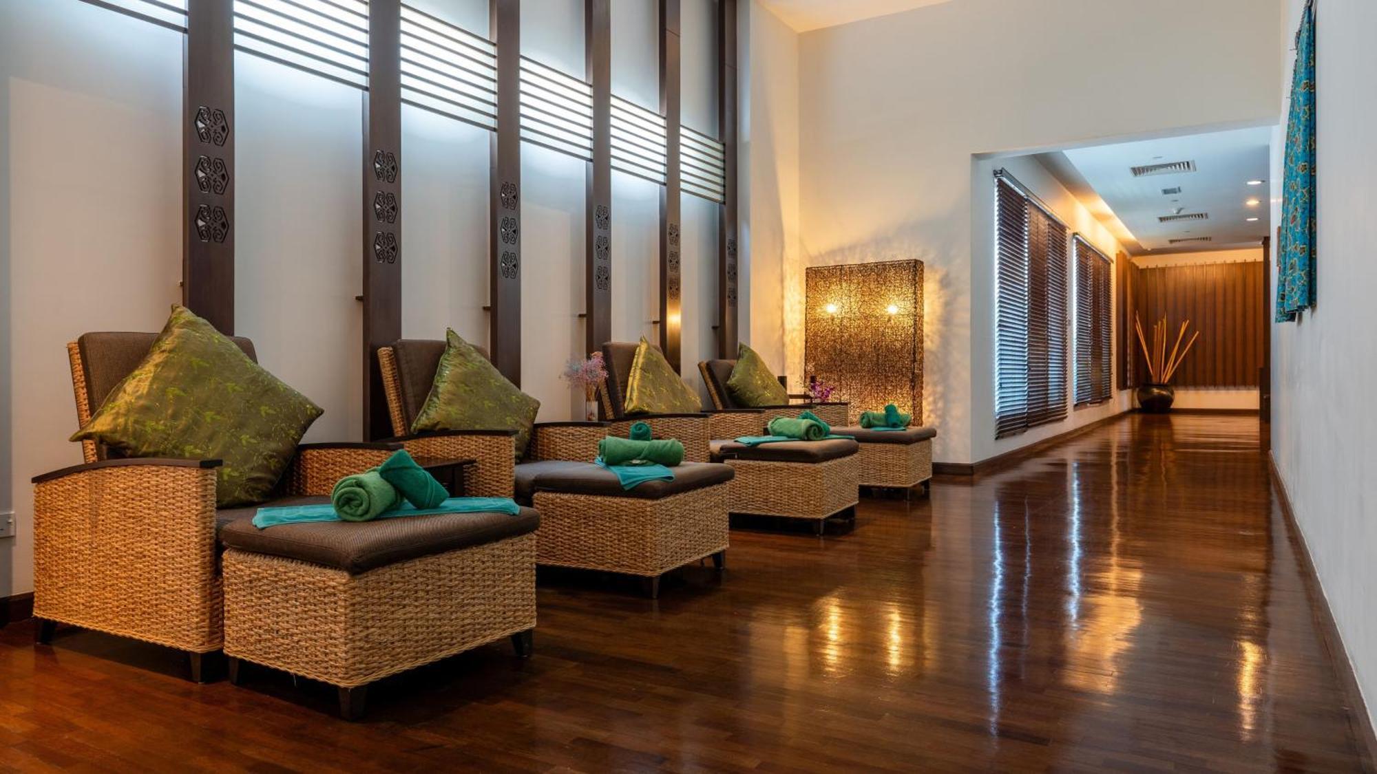 Holiday Inn Melaka By Ihg Zewnętrze zdjęcie The waiting area at the airport